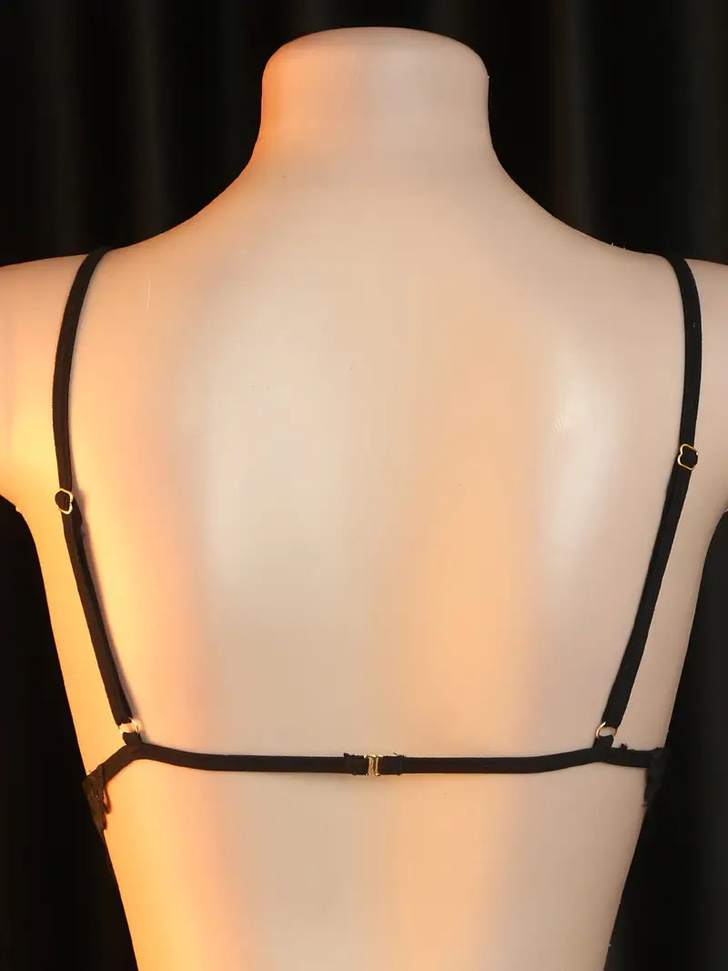 Lace lingerie set with a three-piece design, featuring sexy suspenders, lace trim, hollow-out breast area, removable passionate bra, and T-back set. New Valentine's Day collection, bold exposed chest, exotic and alluring lingerie outfits.