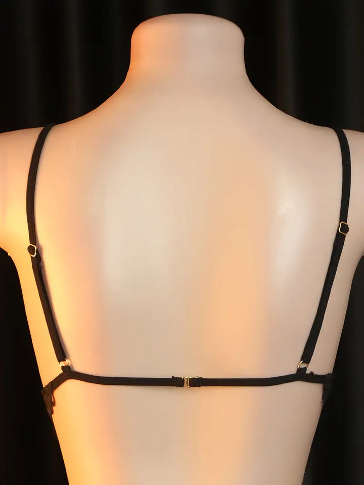 Lace lingerie set with a three-piece design, featuring sexy suspenders, lace trim, hollow-out breast area, removable passionate bra, and T-back set. New Valentine's Day collection, bold exposed chest, exotic and alluring lingerie outfits.